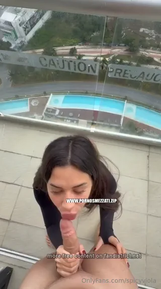 Spicyviola Viola Mei fa un pompino e si fa scopare fuori dal balcone