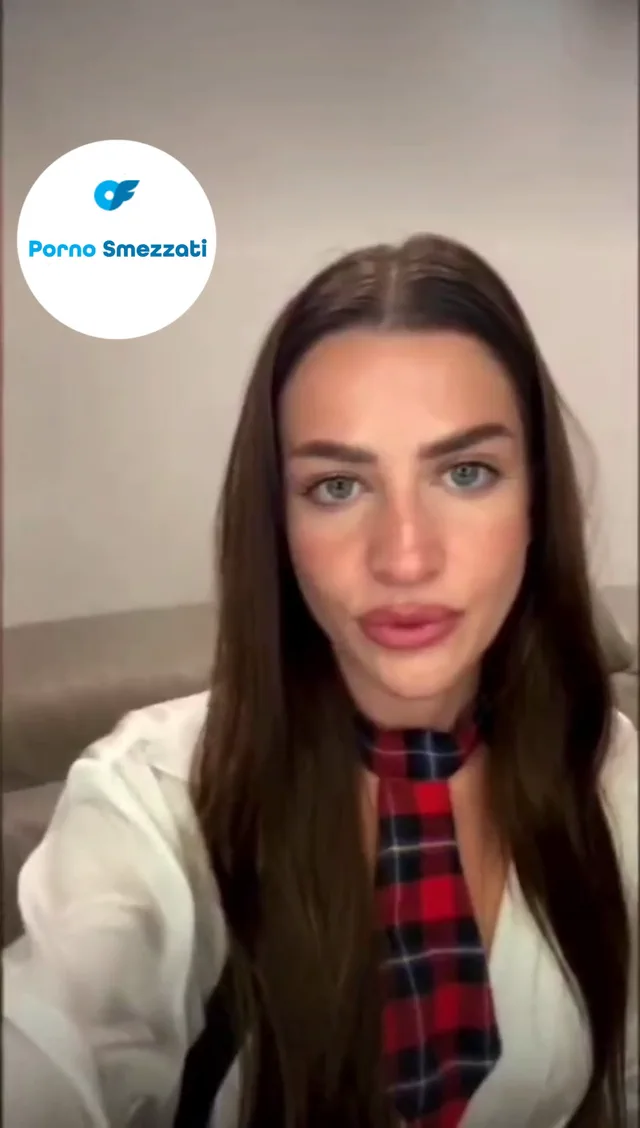Stella Tormento tira fuori le tette e si tocca in live