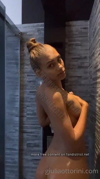 Giulia Ottorini nuda in doccia fa la porca mentre si bagna