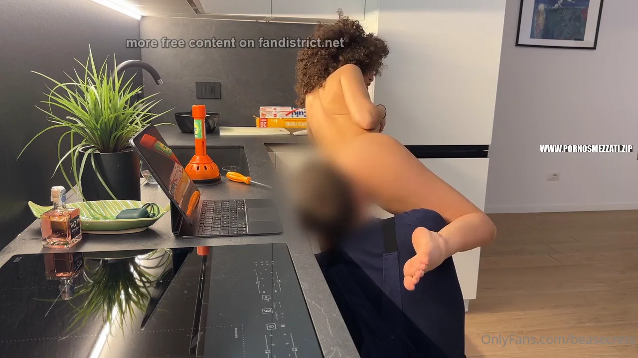 BeaSecrets nuda scopata con l'Idraulico in cucina — Beatrice Segreti