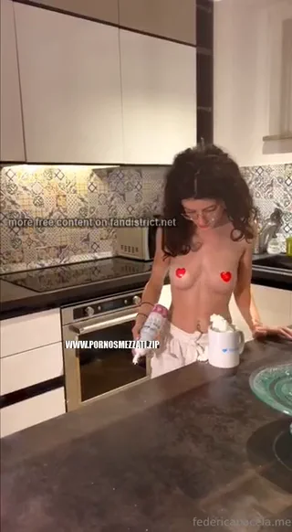 Federica Pacella e Claudia Surace nude in cucina fanno le porche