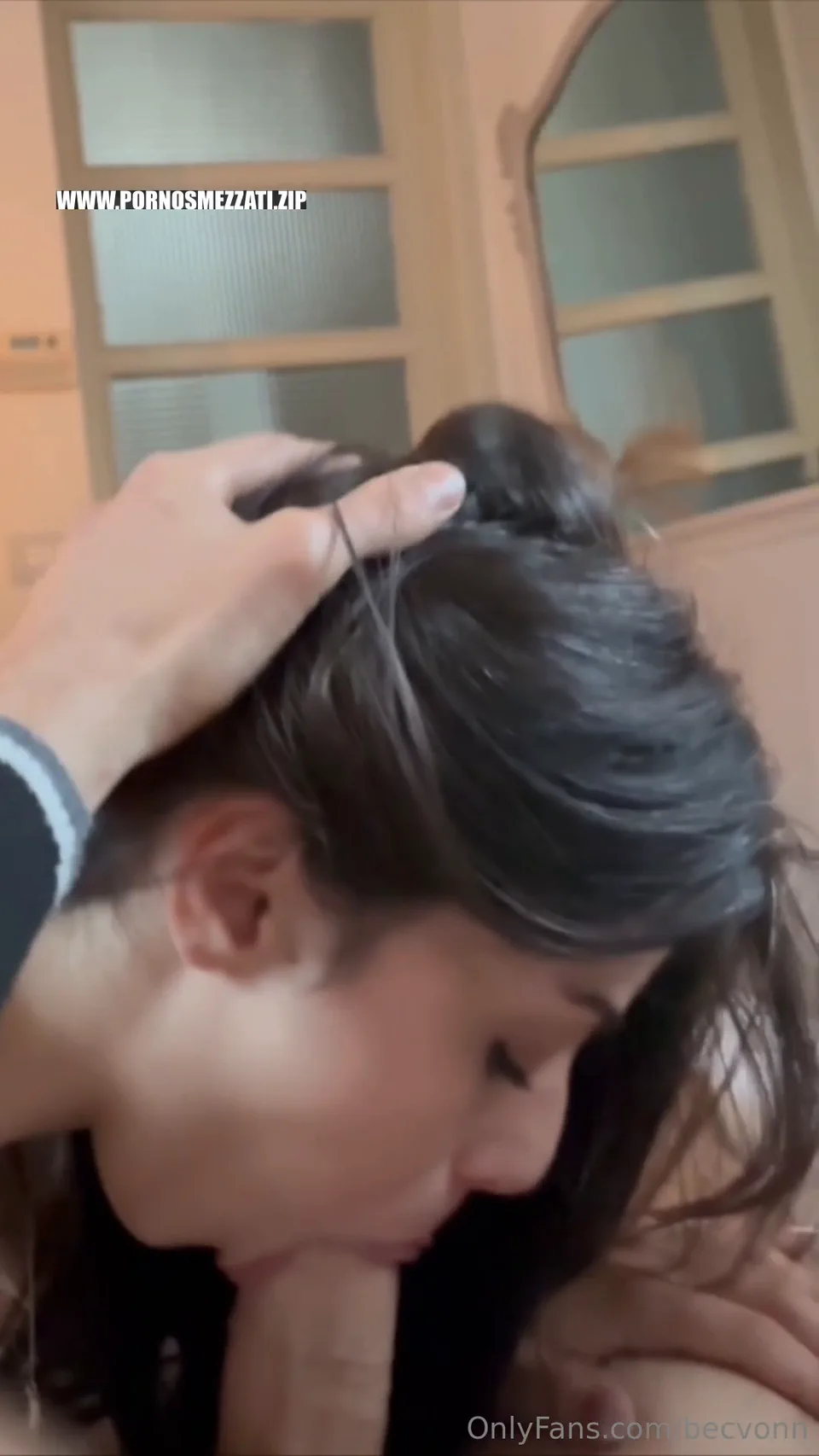 Becvon nuda fa un bel pompino e si fa scopare a pecorina