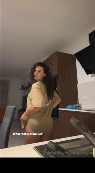 Ale Sparagno in cucina si fa vedere le chiappette — Alessandra Sparagno