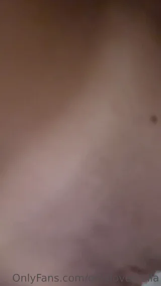 Onlylovestella nuda a letto si masturba (3)