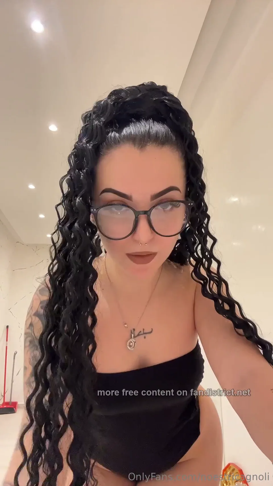Noestricagnoli fa la porca in bagno e balla — Noemi Stricagnoli