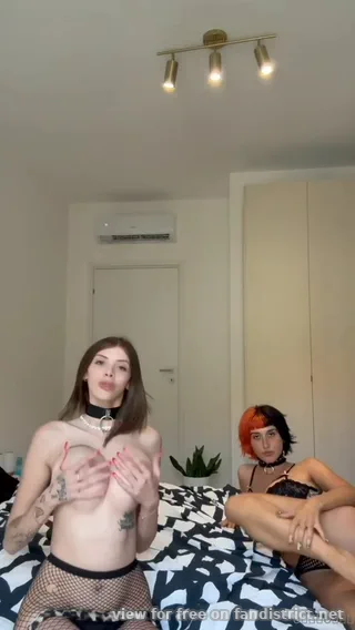 Linda Stabilini e Alessiah fanno le porche sul letto assieme (4)