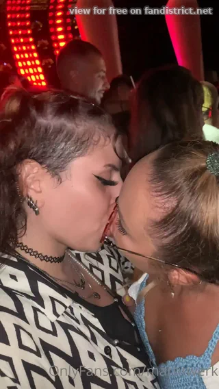 MartiTwerk bacio lesbo con l'amica (3)