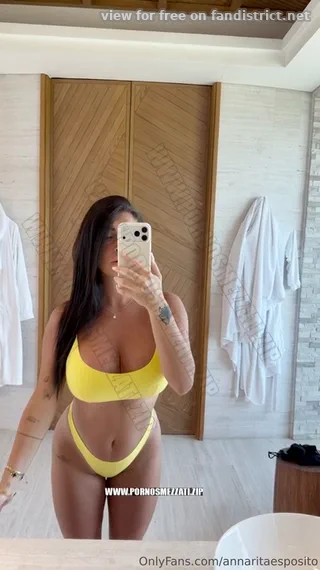 Annarita Esposito nuda intimo giallo davanti allo specchio